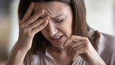 In Deutschland leiden schätzungsweise bis zu einer Million Menschen unter einem Kopfschmerz als Folge eines Übergebrauchs von Schmerzmitteln. (Foto: fizkes / AdobeStock)