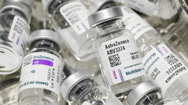 Inzwischen gibt es in Deutschland 13 gemeldete Fälle von Thrombosen in Hirnvenen in zeitlichem Zusammenhang zu Impfungen mit &nbsp;AstraZeneca-COVID-19-Vakzinen. (Foto: IMAGO / Joerg Boethling)