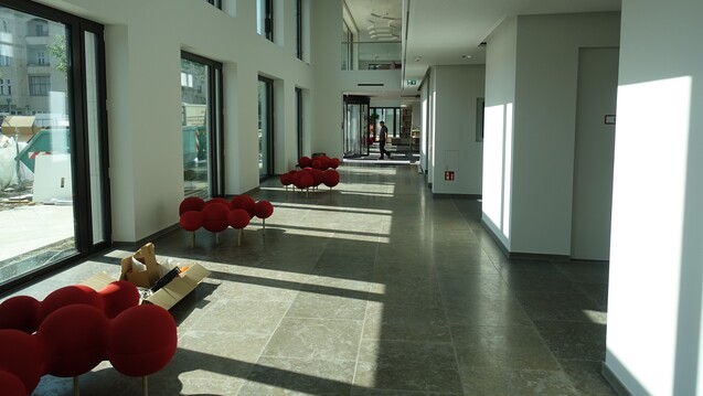 Das Foyer des neuen Apothekerhauses: Rechts liegen mehrere Konferenzräume, im Hintergrund ist der Eingang. Auffällig sind die roten Sitzelemente, die im Foyer verteilt sind. (s / Foto: DAZ.online)