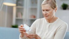Die Sorge vor Arzneimittelknappheit ist unter Senioren besonders ausgeprägt. (Foto: IMAGO / YAY Images)