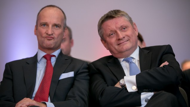 Beide zufrieden: Friedemann Schmidt (links) und Bundesgesundheitsminister Hermann Gröhe freuten sich beide über die Verabschiedung des AM-VSG. (Foto: A. Schelbert)