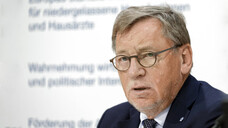 Ulrich Weigeldt, Chef des Deutschen Hausärzteverbands, sieht impfende Apotheker kritisch (Foto: imago)