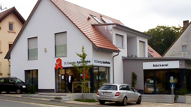 Die neue Apotheke und eine Bäckerei beleben das neue Dorfzentrum im oberfränkischen Kunreuth. (Foto: privat)
