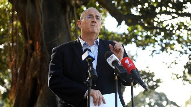Stellvertretender Schattengesundheitsminister von New South Wales, Walt Secord, fordert die Bevölkerung zu Grippeschutzimpfungen auf. (c / Foto: imago images / AAP)