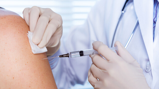 Könnte bald mit einem an Omikron angepassten SARS-CoV-2-Impfstoff immunisiert werden? (Foto: guerrieroale/AdobeStock)