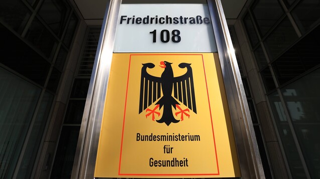 Amtsschild am Eingang des Bundesministeriums für Gesundheit in der Friedrichstraße 108, Berlin. (Foto: IMAGO / Müller-Stauffenberg)