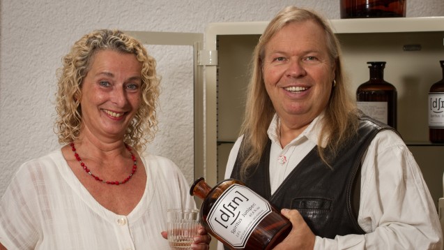 Spirituosenfabrikant Steffan Alles hat eine Bad Homburger Spezialität wiederbelebt, hier mit seiner Frau Heike Alles-Jung. (Foto: Alles)