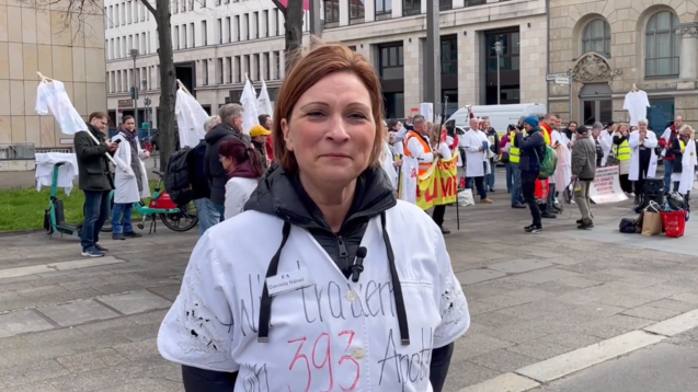 Daniela Hänel bei einem Protest vor dem Bundesgesundheitsministerium in Berlin. (Screenshot: DAZ / gbg)