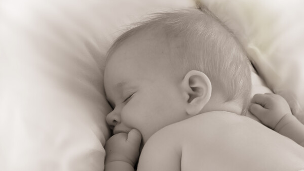 Schlafen Babys mit früher Beikost besser?