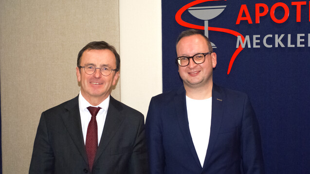 Nach der Wiederwahl: Kammerpräsident Dr. Dr. Georg Engel (links) und Vizepräsident Marco Bubnick. (s / Foto: DAZ/tmb)&nbsp;