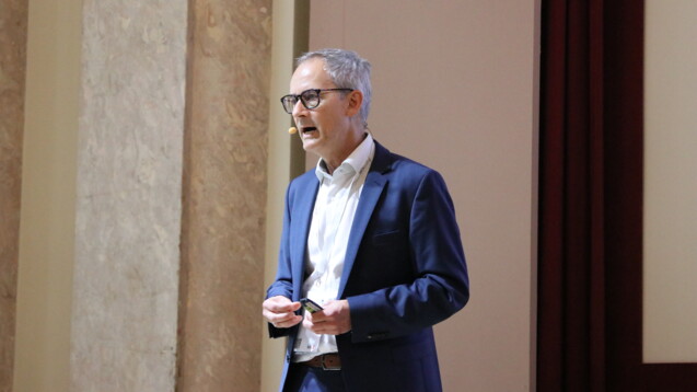 Professor Gerd Bendas ging in seinem Vortrag zur aktuellen Therapie von Asthma und COPD auch auf Interleukin-5-Antikörper ein. (Foto: DAZ)
