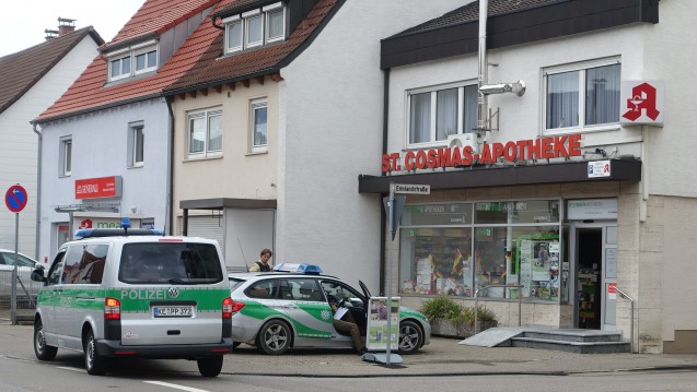 Die Polizei fahndet: Mit dem Schrecken davongekommen sind die Mitarbeiter der St-Cosmas-Apotheke in Pfuhl. (Foto: Michael Böhm / Neu-Ulmer Zeitung)