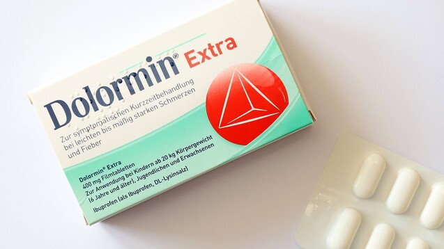 Ibuprofen bleibt knapp. Aktuell ist die Marke Dolormin von Lieferengpässen betroffen. ( r / Foto: imago images / Rene Traut)