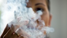 Die Wirkungen des Einzelnen auf die Gemeinschaft: Laut einer Studie kann vermehrtes Rauchen beobachtete Rückgänge der Lebenserwartung erklären. (Foto: Bilderbox)