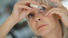 Für viele gestaltet sich die Anwendung von Augentropfen kompliziert. Die korrekte Anwendung kann aber die lokale Wirkung erhöhen und systemische Nebenwirkungen verhindern. (Foto: goodluz / AdobeStock)