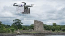 Abtreibungspille via Drohne: Frauenrechtsaktivistinnen haben eine Drohne mit Mifegyne bepackt und sie von Irland nach Nordirland über den Newry River geschickt. (Foto: Marc Godefroy)