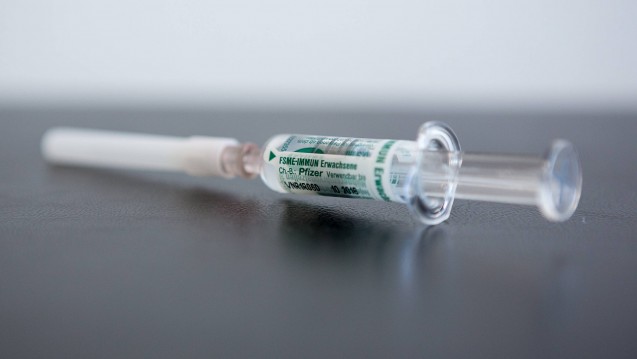 Sollten Apotheker impfen dürfen? Auf dem Deutschen Ärztetag könnte ein Antrag beschlossen werden, in dem sich die Mediziner klar dagegen aussprechen. (Foto: Imago)