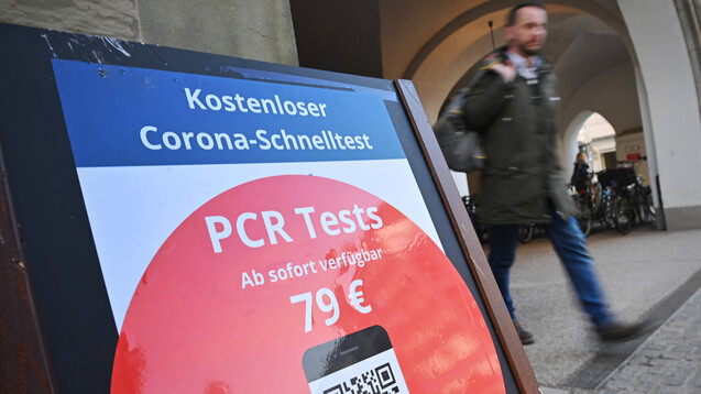 Viele Apotheken bieten PoC-PCR-Tests nur für Selbstzahler an mit der höheren Vergütung könnte sich das ändern. (Foto: IMAGO / Sven Simon)