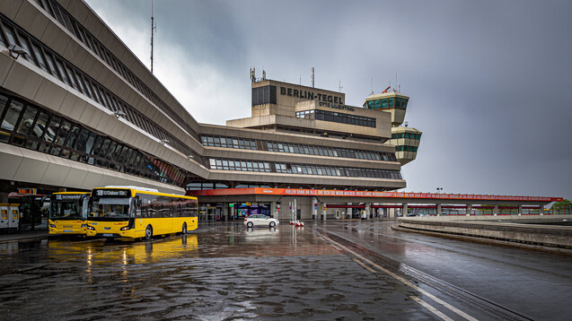 Auch im stillgelegten Flughafen Tegel wurde eines von sechs Berliner Corona-Impfzentren eingerichtet. (c / Foto: imago images / Jürger Ritter)