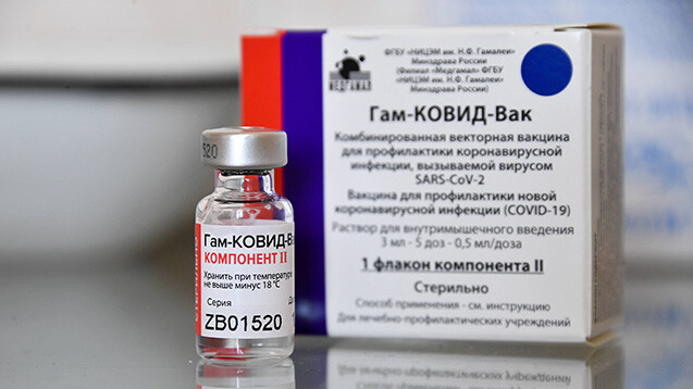 Der russische Impfstoff Sputnik war im vergangenen Sommer die erste (vorläufig) zugelassene COVID-19-Vakzine weltweit – wie sieht die Datenlage mittlerweile aus? (s / Foto: IMAGO / ITAR-TASS)