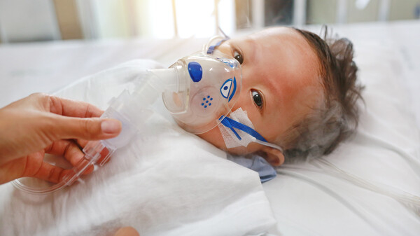 Salbutamol für Kleinkinder – schlucken oder inhalieren?