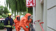 Großeinsatz: Sonderkräfte der Feuerwehr betreten die Hansa-Apotheke in Wismar. (Foto: SVZ/Holger Glaner)
