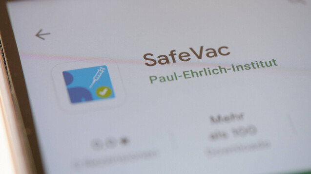 Das Paul-Ehrlich-Institut weist darauf hin, dass die SafeVac-App keine rechtsverbindliche Information über die Chargennummer eines COVID-19-Impfstoffs übermitteln kann. (Foto: IMAGO / Eibner)