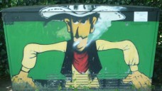 Rauchende Cowboys ade: Tabakwerbung auf Außenflächen und im Kino soll zukünftig verboten werden - mit Einschränkungen. Gegen Graffitis wie dieses in Hilden dürfte das Gesetz aber kaum greifen. (Foto: Paulgerhard / Wikipedia, CC BY-SA 3.0)
