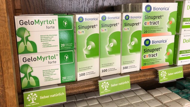Mit „mea lieber natürlich“ bietet Sanacorp ein Konzept für Apotheken, denen Nachhaltigkeit und „natürliche“ Arzneimittel am Herzen liegen. ( r/ Foto: DAZ.online)