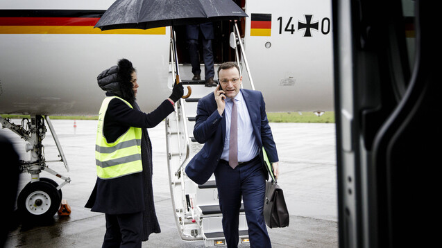 Wegen der anhaltenden Ausweitung des neuartigen Coronavirus in Europa ist Bundesgesundheitsminister Jens Spahn erneut zu einem EU-Sondertreffen nach Brüssel geflogen – mit dem Ziel: Konsens darüber, dass Grenzschließungen innerhalb der EU nicht angemessen sind. (Foto: imago images / photothek)