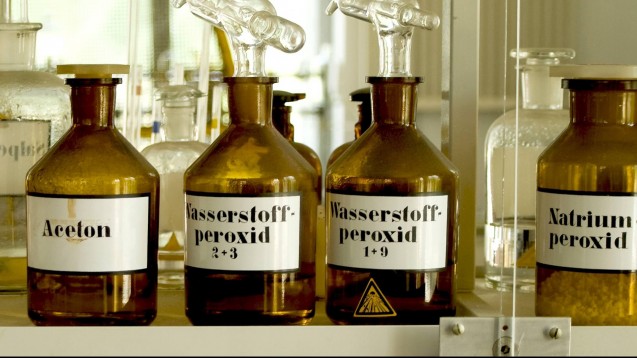 Bei großen Mengen bestimmter Chemikalien, wie Aceton oder hochkonzentriertes Wasserstoffperoxid, sollen Apotheker hellhörig werden, rät die Schweizer Polizei. (Foto: picture alliance / Shotshop)