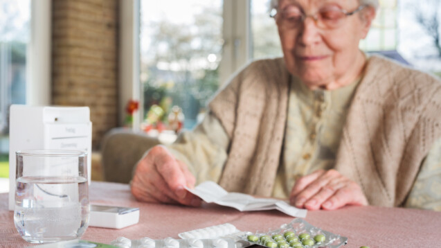 Auch Bewohnerinnen und Bewohnern von Alten- und Pflegeheimen dürfen Apotheken pharmazeutische Dienstleistungen wie die Medikationsanalyse anbieten. (Foto: Ingo Bartussek / Adobe Stock)