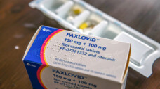 Bevor ein komplexes Medikationsschema um Paxlovid ergänzt werden kann, ist ein umfassender Interaktionscheck nötig. (Foto: Christian Grube / IMAGO)