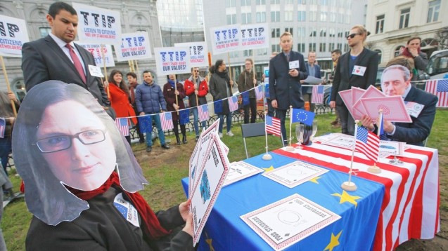 Mitglieder der Grünen-Fraktion im Europäischen Parlament protestieren gegen TTIP-Pläne. (Foto: EPA / OLIVIER Hoslet / dpa)