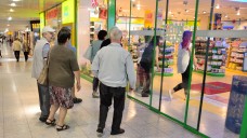 Schwieriger Neustart: Die SaniPlus-Apotheke im Olympia-Einkaufszentrum sammelt für den Sohn ihres Mitarbeiters. (Foto: hfd / DAZ.online)