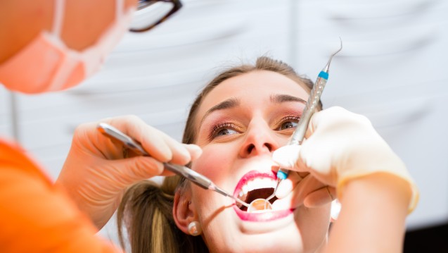 Auch die professionelle Zahnreinigung gehört zu den Leistungen, die Kassen nicht übernehmen - und Patienten als IGeL oft aus der eigenen Tasche zahlen. (Foto: Kzenon / Fotolia)