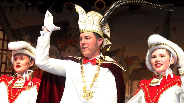 Der Apotheker Christian Hartmann aus Delbrück ist derzeit im Karnevalsmodus und läuft in diesen Tagen als Prinz durch seine Stadt. (s / Foto: C. Hartmann)