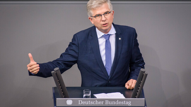 Prof. Dr. Andrew Ullmann sitzt für die FDP im Bundestag und ist Professor für Infektiologie. Im Gespräch mit DAZ.online schätzt er die Lage zum Coronavirus ein. (Foto: imago images / photothek)