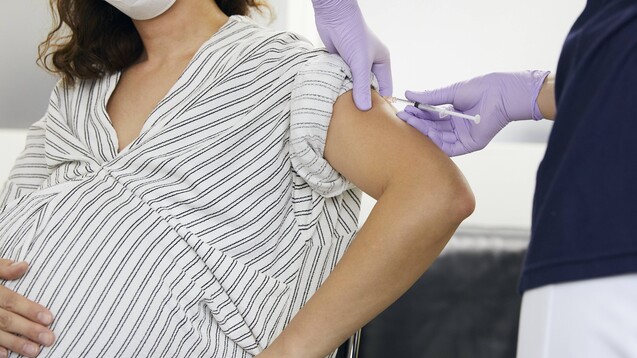 Die einschlägigen Fachgesellschaften empfehlen die Auffrischimpfung gegen COVID-19 auch für Schwangere. (s / Foto: IMAGO / AFLO)&nbsp;
