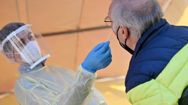 Neben COVID-19: Apotheken sollen künftig auch auf Influenza testen dürfen, findet die ABDA. (Foto: IMAGO / Sven Simon)