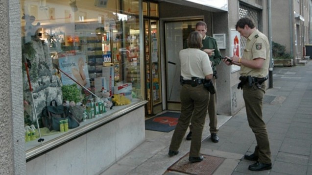 Apotheken werden regelmäßig Opfer von Einbrechern. Hier protokollieren Polizeibeamte den Tathergang eines Überfalls. (Foto: Frank Fuchs / dpa)