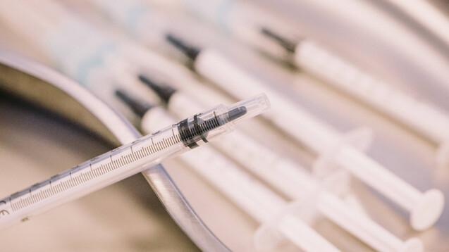 Das Bundesgesundheitsministerium passt einmal wieder die Coronavirus-Impfverordnung an – die ABDA fodert in diesem Zuge eine Erhöhung der Apothekenvergütung für die Impfstoffbelieferung der Arztpraxen. (b / Foto: IMAGO / MiS)