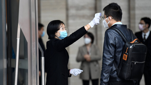 Vor der Arbeit wird der Gesundheitszustand in vielen Geschäftszentren in China gecheckt. Nun heißt es, die Inkubationszeit für das neue Coronavirus könnte zehn Tage länger sein als bisher angenommen. (m / Foto: imago images / Xinhua)&nbsp;