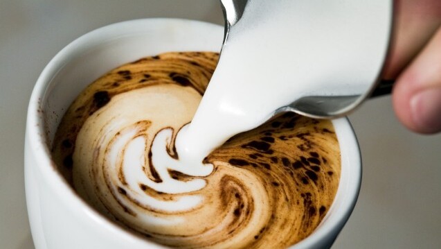 Milch im Kaffee ist für viele ein Muss. (Foto: mittelgrau / stock.adobe.com) 