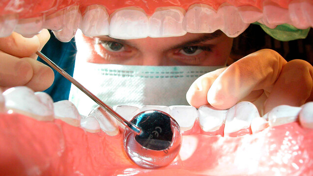 Welche Arzneimittel Zahnärztinnen und -ärzte verschreiben dürfen, dafür gibt es Regeln. (Foto: IMAGO / Elmar Gubisch)