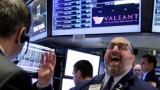 Wie wird die Börse auf die Entscheidung reagieren? Bei Valeant wechselt die Führungsspitze. (Foto: dpa)