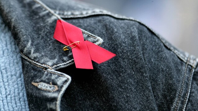 Laut RKI ist die Zahl der HIV-Neuinfektionen im vergangenen Jahr leicht gesunken. (Foto: imago images / Manngold)