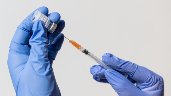 Falsch-Infos zu mRNA-Impfstoffen mit Rote-Hand-Symbol