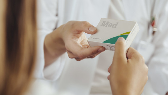 In der Schweiz dürfen Ärzte vielerorts Arzneimittel abgeben. Einer Studie zufolge verursachen sie damit Mehrausgaben in Millionenhöhe. (Foto: dpa)