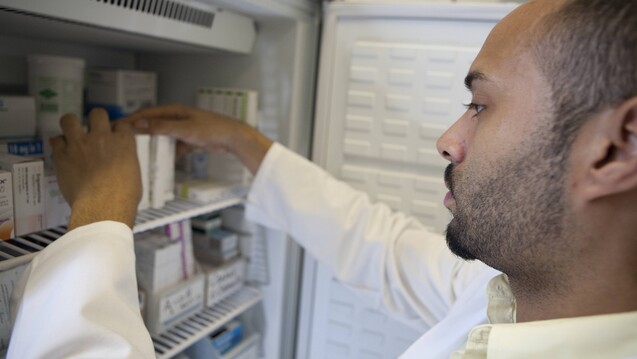 Den Herpes-zoster-Impfstoff Shingrix suchen Apotheker derzeit vergeblich im Kühlschrank. (m / Foto: imago images / Medicimage)
